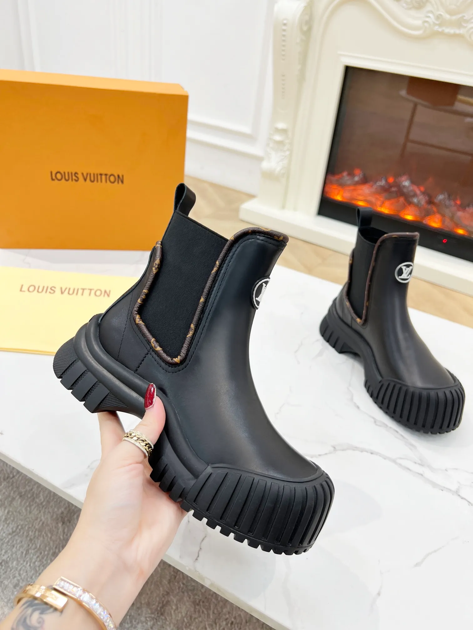 👟👟Ex-factory price 560👟👟Louis Vuitton Louis Vuitton 2022 catwalk new model, high-end customization 1:1 replica, major star Internet celebrity catwalk style, a century-old classic, comfortable on the foot, with Louis Vuitton logo embossed leather label and wear-resistant leather outsole.  Fabric: open-edge beaded cowhide, LV presbyopic leather, black cowhide, white cowhide. Lining: sheepskin. Number of yards: 35 to 40 (41 can be customized. No returns or exchanges.